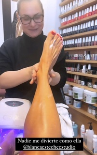 Yanina Latorre feet photo thumbnail