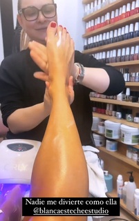 Yanina Latorre feet photo thumbnail