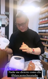 Yanina Latorre feet photo thumbnail