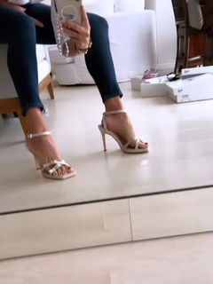 Yanina Latorre feet photo thumbnail