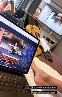 Yanina Latorre feet photo thumbnail