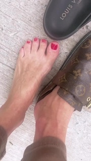 Yanina Latorre feet photo thumbnail