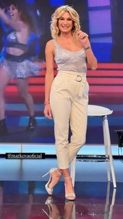 Yanina Latorre feet photo thumbnail