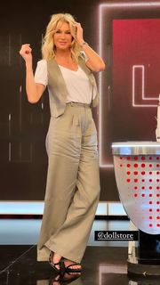 Yanina Latorre feet photo thumbnail