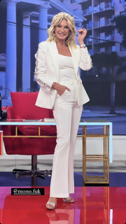 Yanina Latorre feet photo thumbnail