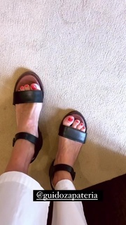 Yanina Latorre feet photo thumbnail