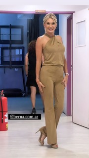 Yanina Latorre feet photo thumbnail