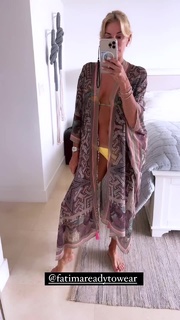 Yanina Latorre feet photo thumbnail