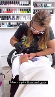 Yanina Latorre feet photo thumbnail