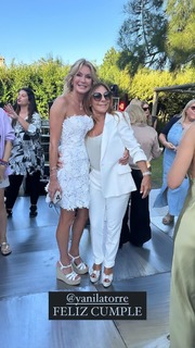 Yanina Latorre feet photo thumbnail