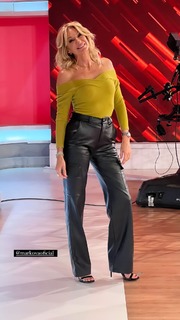 Yanina Latorre feet photo thumbnail