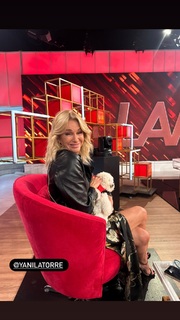 Yanina Latorre feet photo thumbnail