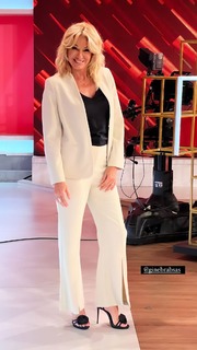 Yanina Latorre feet photo thumbnail