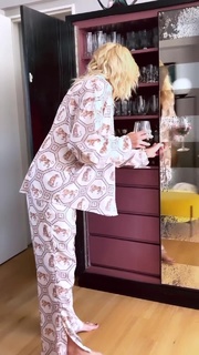 Yanina Latorre feet photo thumbnail