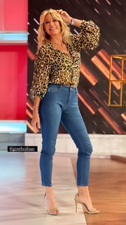 Yanina Latorre feet photo thumbnail