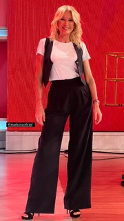 Yanina Latorre feet photo thumbnail