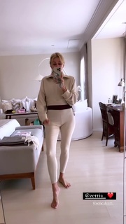 Yanina Latorre feet photo thumbnail