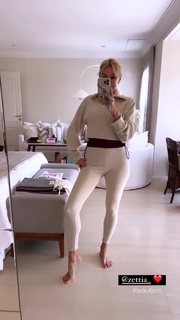 Yanina Latorre feet photo thumbnail