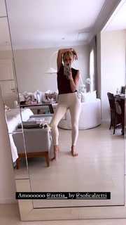 Yanina Latorre feet photo thumbnail