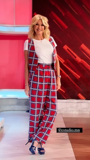 Yanina Latorre feet photo thumbnail