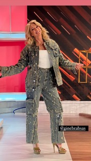 Yanina Latorre feet photo thumbnail