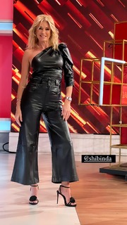 Yanina Latorre feet photo thumbnail