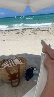 Yanina Latorre feet photo thumbnail