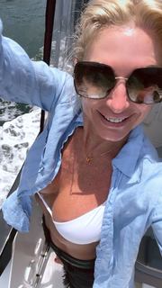 Yanina Latorre feet photo thumbnail