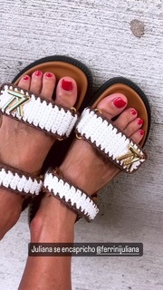 Yanina Latorre feet photo thumbnail