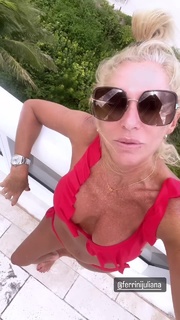 Yanina Latorre feet photo thumbnail