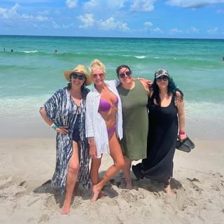 Yanina Latorre feet photo thumbnail