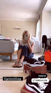 Yanina Latorre feet photo thumbnail