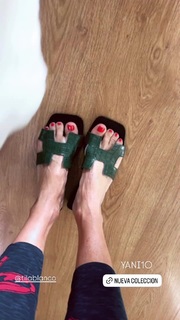 Yanina Latorre feet photo thumbnail