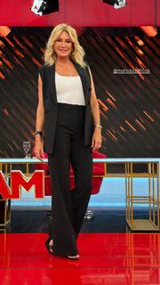 Yanina Latorre feet photo thumbnail