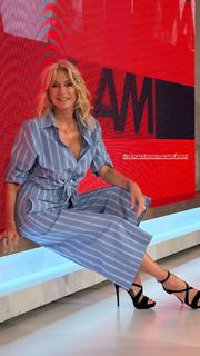 Yanina Latorre feet photo thumbnail