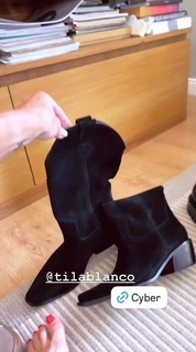 Yanina Latorre feet photo thumbnail