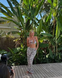 Yanina Latorre feet photo thumbnail