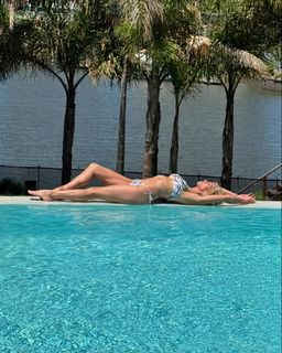 Yanina Latorre feet photo thumbnail