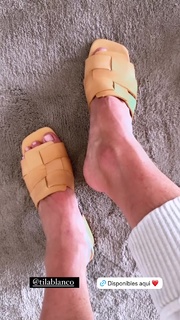 Yanina Latorre feet photo thumbnail