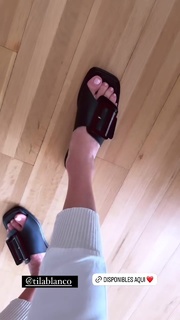 Yanina Latorre feet photo thumbnail