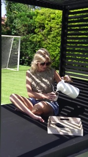 Yanina Latorre feet photo thumbnail