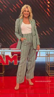 Yanina Latorre feet photo thumbnail