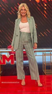 Yanina Latorre feet photo thumbnail