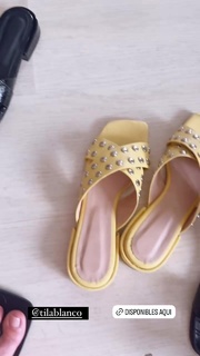 Yanina Latorre feet photo thumbnail