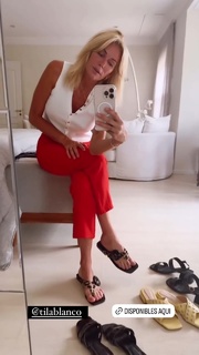 Yanina Latorre feet photo thumbnail