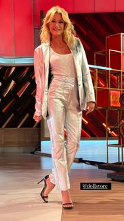 Yanina Latorre feet photo thumbnail