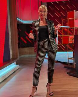 Yanina Latorre feet photo thumbnail