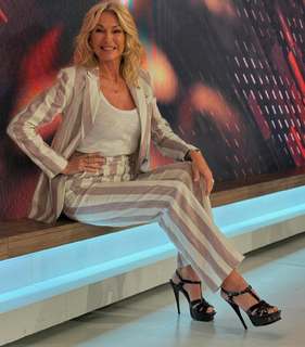 Yanina Latorre feet photo thumbnail