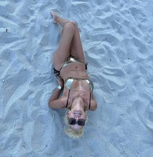 Yanina Latorre feet photo thumbnail