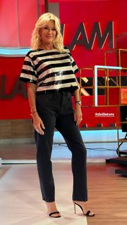 Yanina Latorre feet photo thumbnail